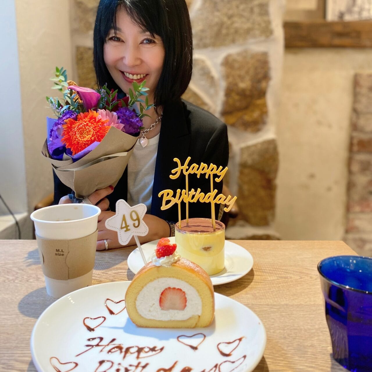 写真：友人からがカフェで簡単に誕生日のお祝いを！ブーケの嬉しいプレゼント