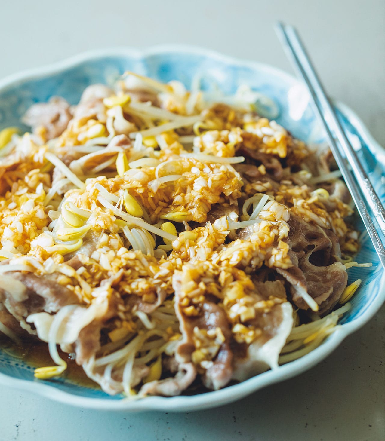 薬味ダレとの相性抜群！「豚肉と豆もやしのレンチン蒸し」レシピ／今井  