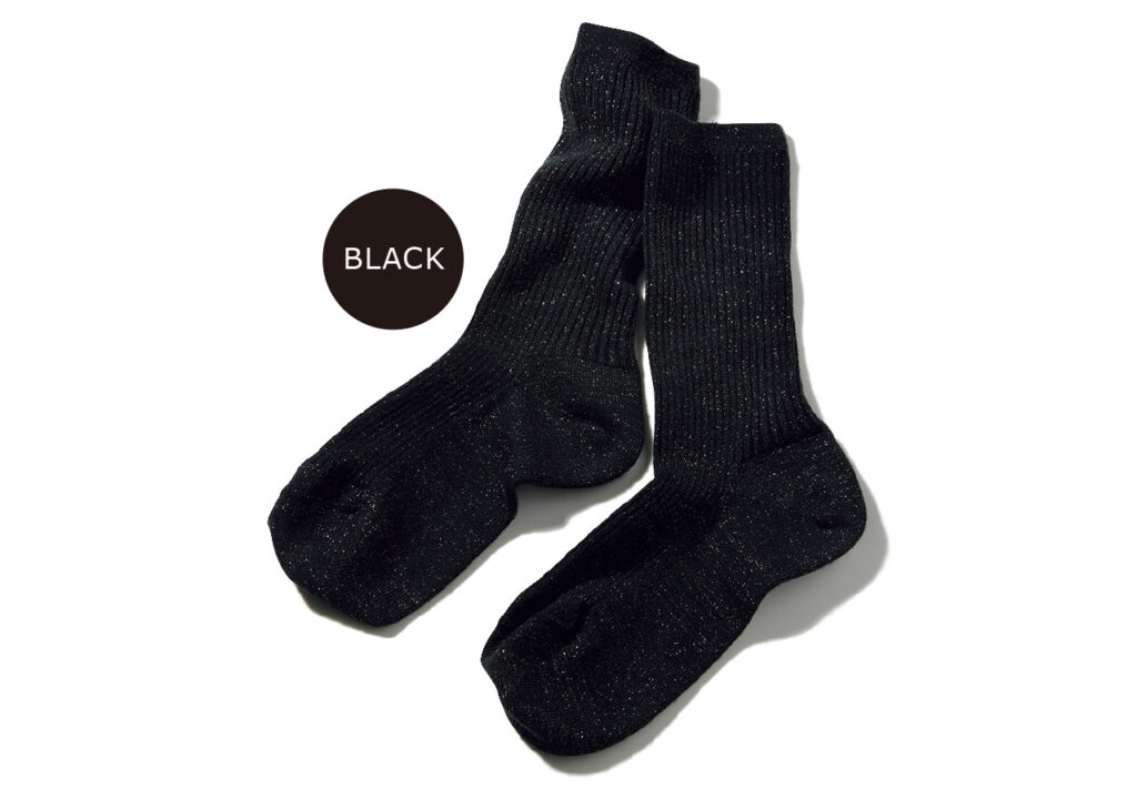 【BLACK】ラメ靴下￥1650／シップス インフォメーションセンター（シップス エニィ）