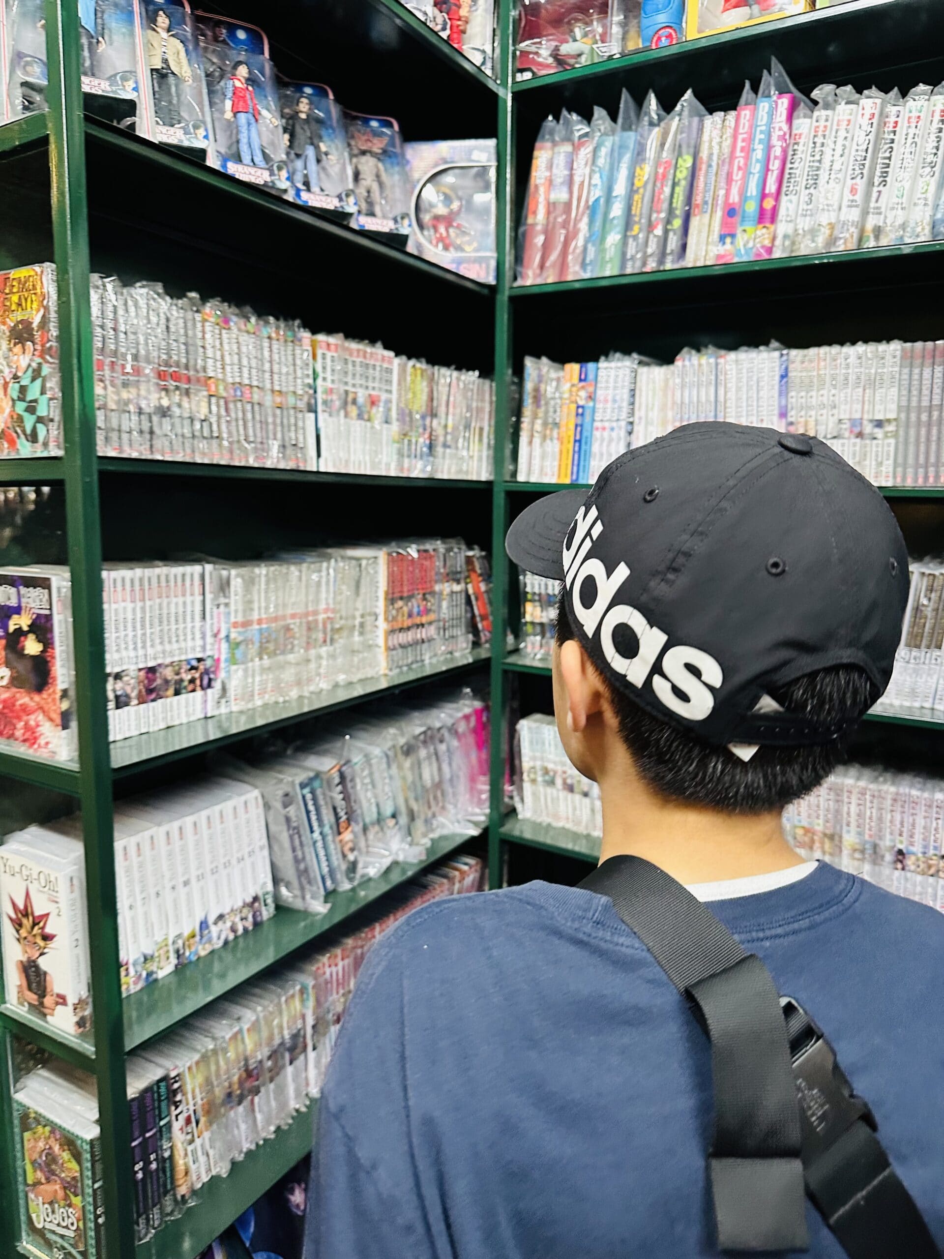 アルゼンチンの漫画専門店を眺める日本人の男の子
