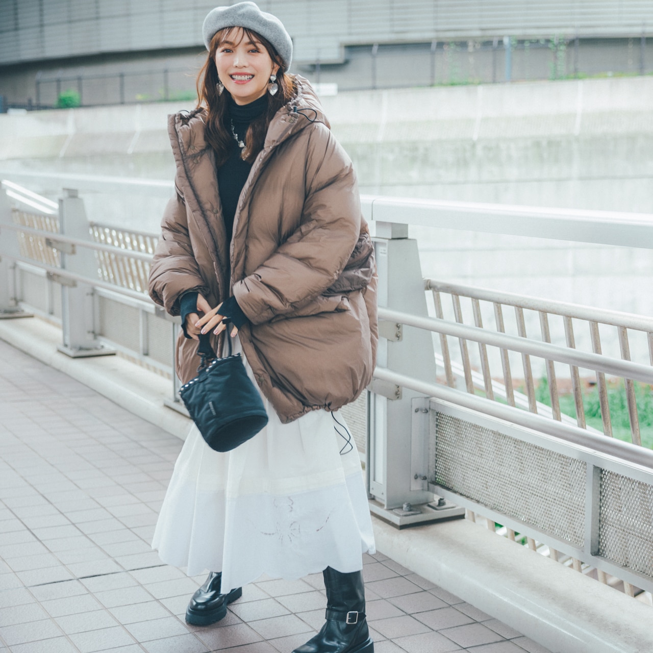 極美品 抉る MOGA フード付き軽量ロングコート 