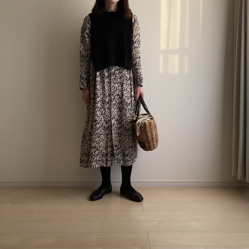 50代女性も60代女性も似合う、R&D.M.Co-(オールドマンズテーラー)のワイルドベリー柄の冬のワンピース。