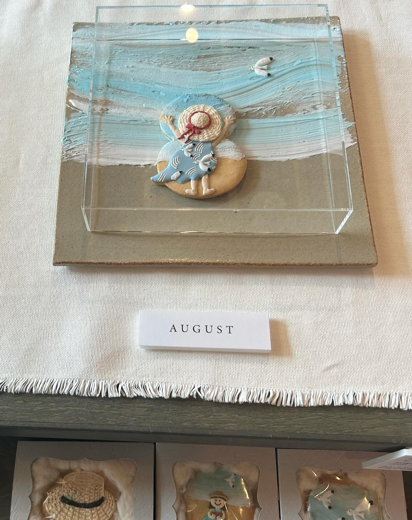 うふふなおやつ「アンドベイク」展示されている2024年のカレンダーの撮影に使用されたナンバークッキー