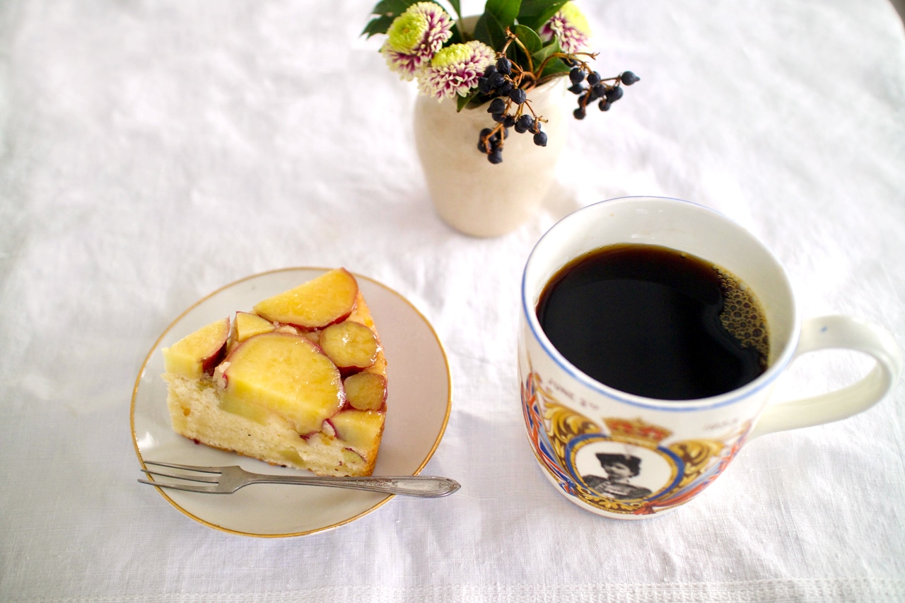 歩粉 磯谷仁美さんのレシピ　さつまいものレモン煮アップサイドダウンケーキ　できあがり01