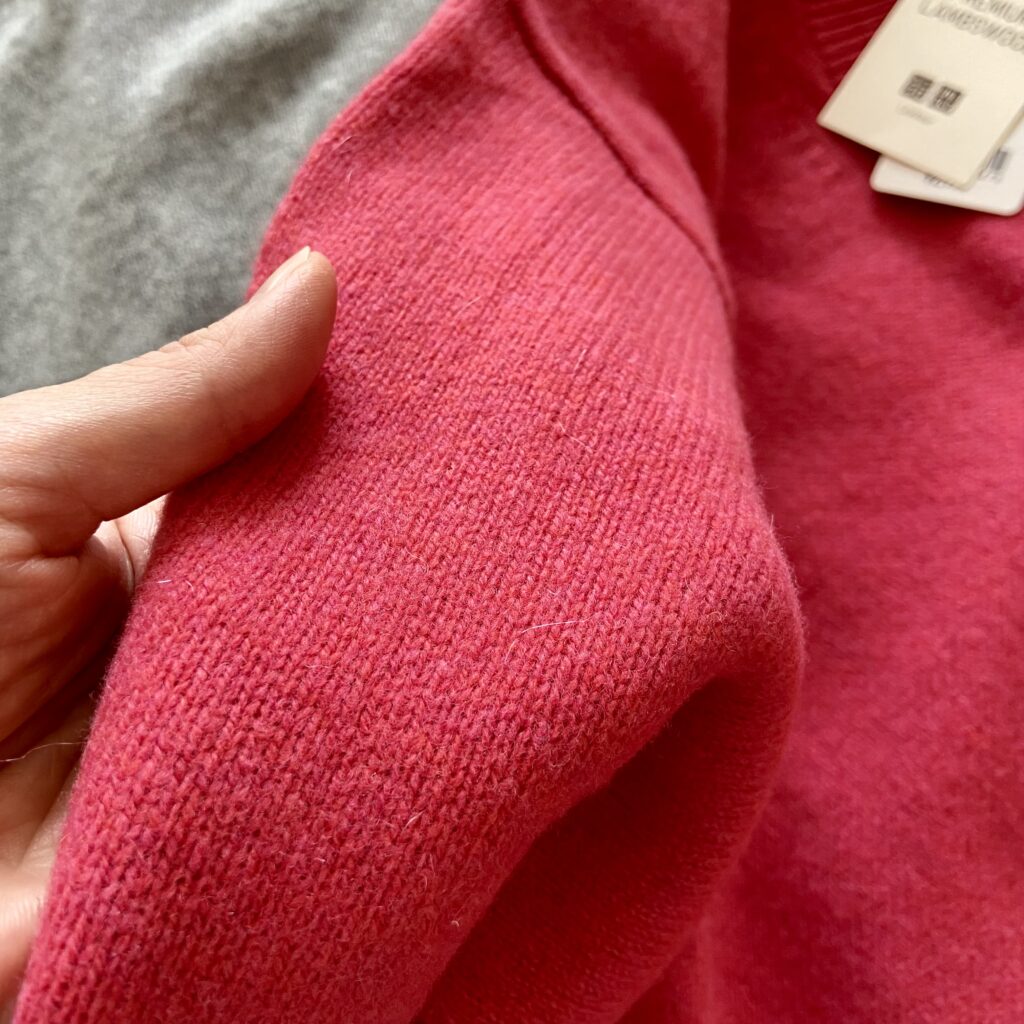 ユニクロで2色買い！】「プレミアムラムクルーネックセーター」が今年