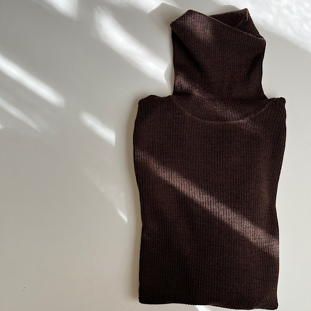 UNIQLO】秋冬コーデに使えるリブタートルネックセーター | LEE