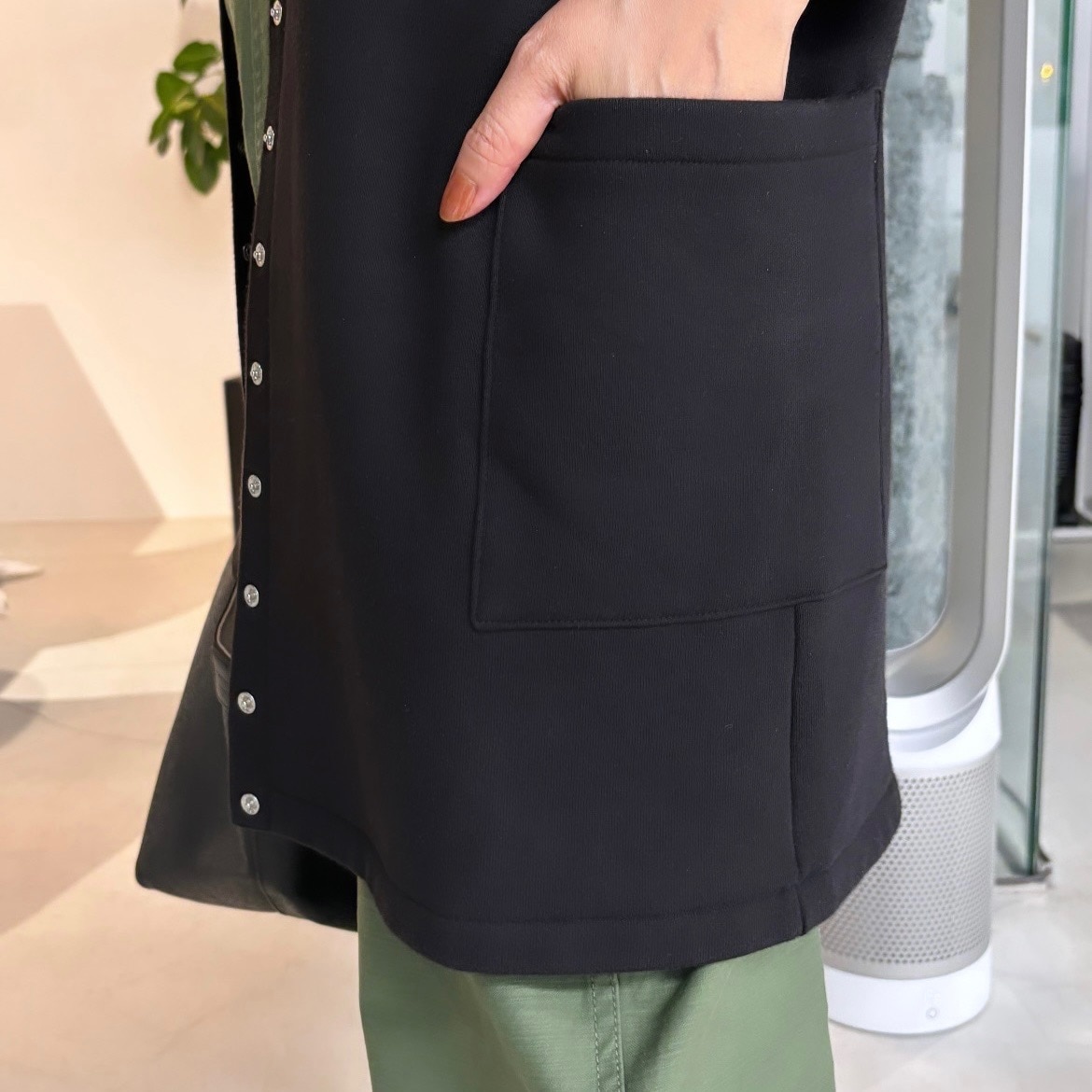 写真：アニエスベーのスナップカーディガンのロング丈の大きめポケット