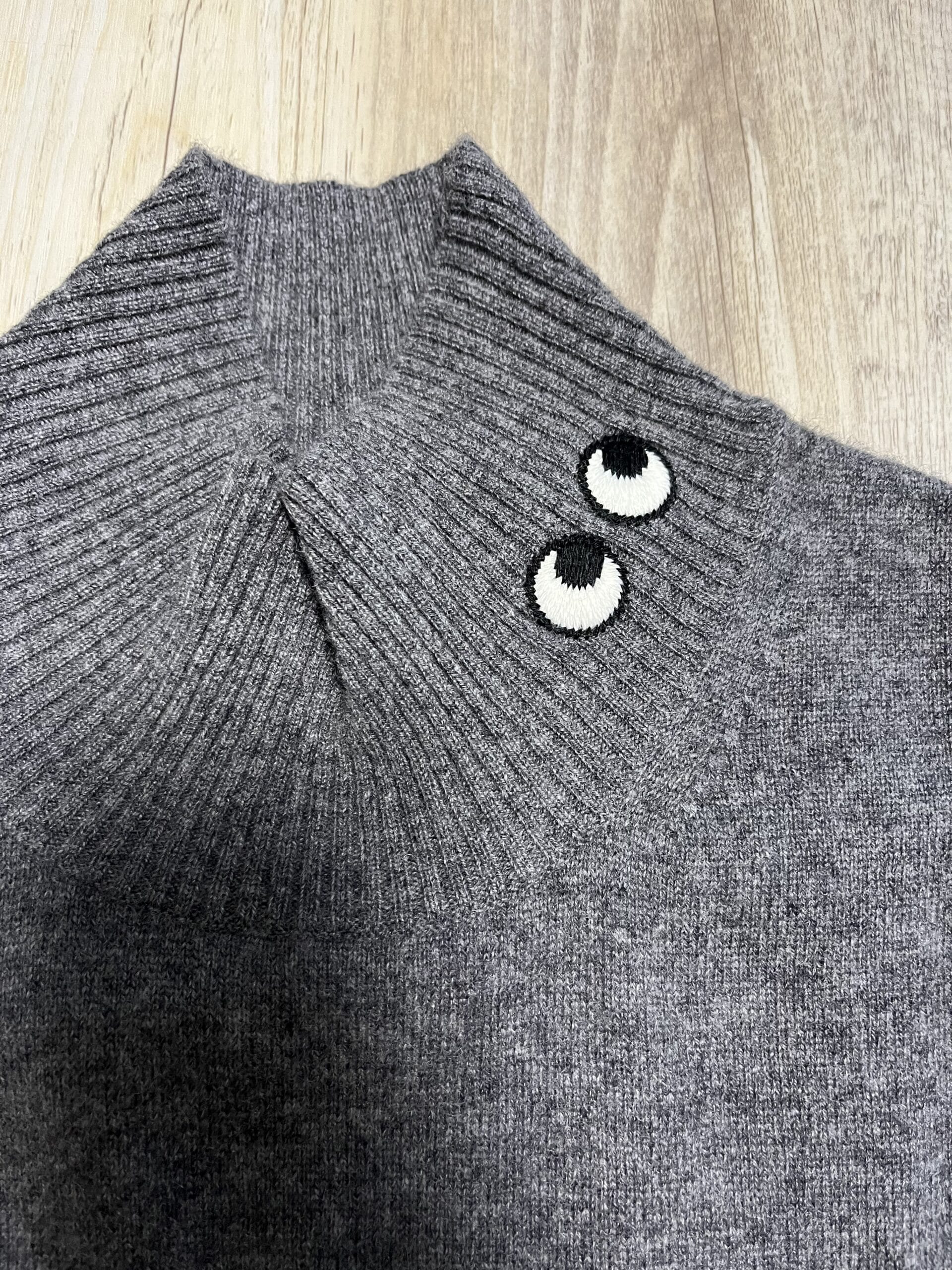 【ユニクロ×アニヤハインドマーチ】カシミヤハイネックセーター（05 GRAY・М） 身長158cm　襟元