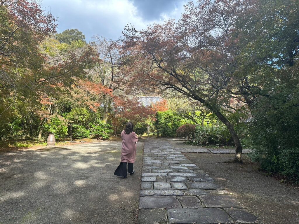 写真：さほちゃんと泰勝寺のお庭