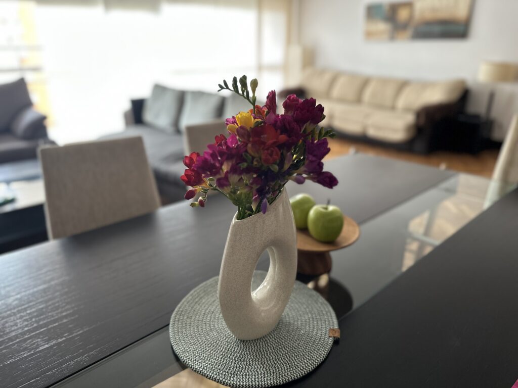 テーブルに置かれた花