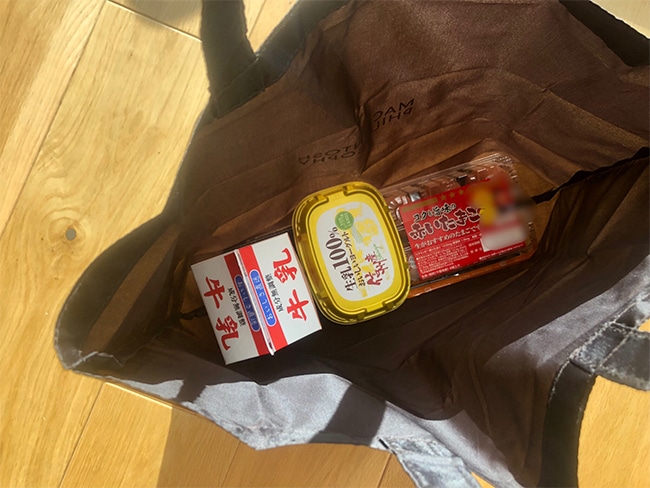 写真：LEELEE1・2月合併号付録トートバッグに食品をつめた様子