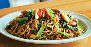 「カニかま、青菜、きのこの焼きそば」レシピ／白央篤司さん