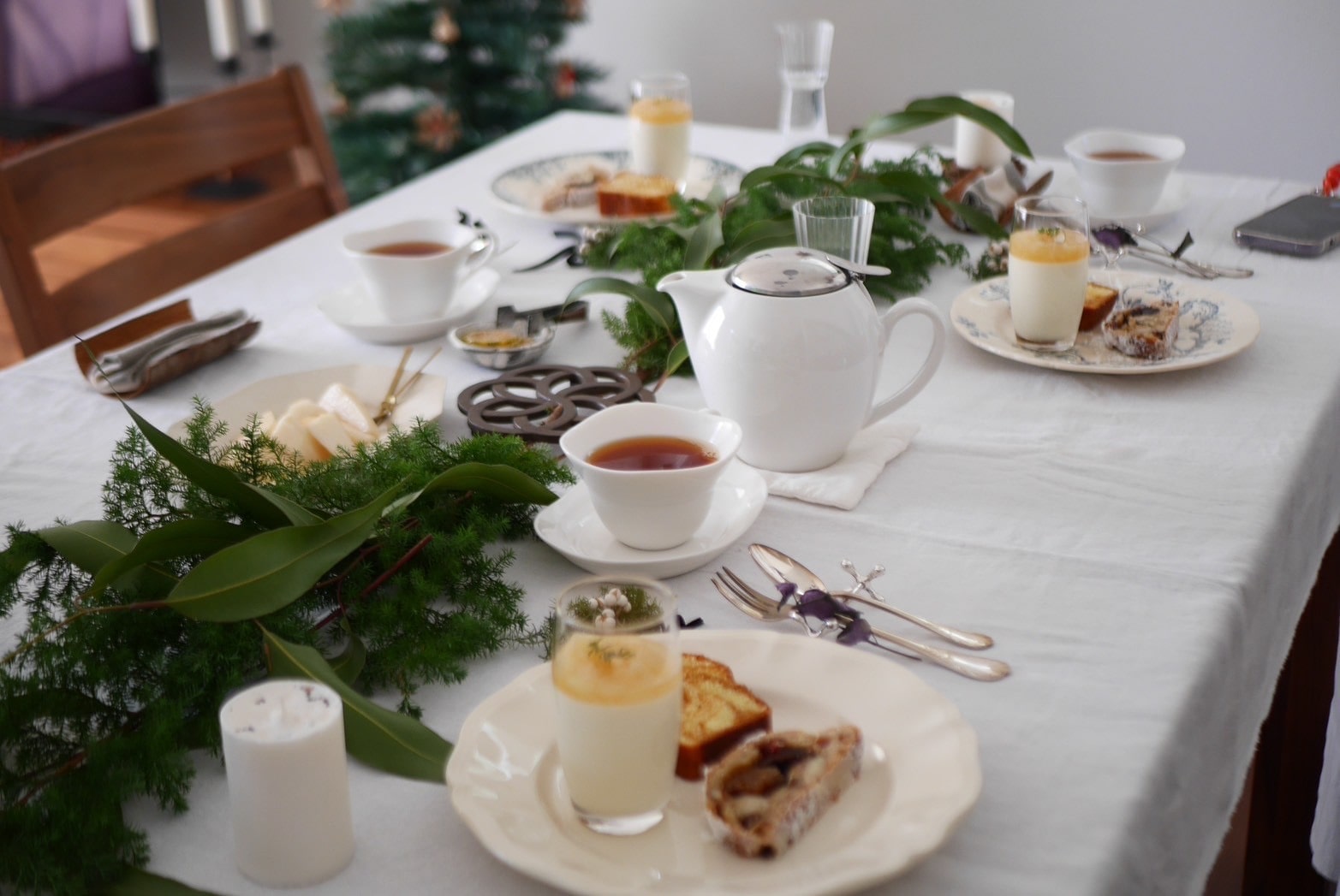 写真　見栄えするクリスマスメニュー、キャラメルマーブルパウンドケーキとクラッシックシュトーレン、ルレクチェのパンナコッタ、手作りシュトーレン、オシャレに見えるデザートプレート