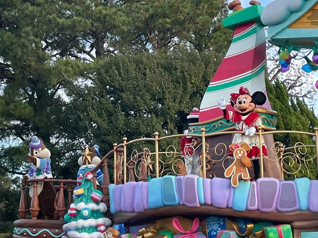クリスマスパレードで手を振るミニー