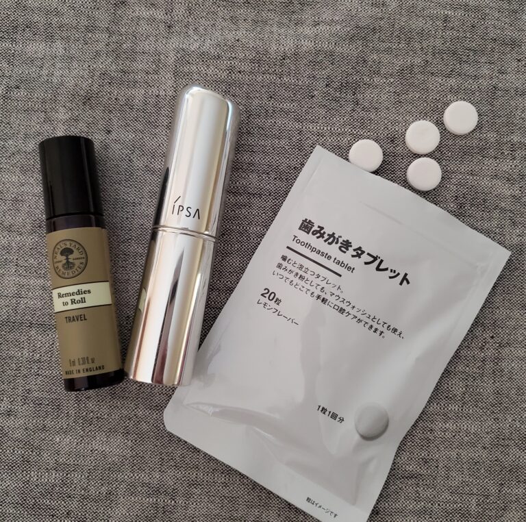 旅の必需品　無印良品 歯みがきタブレット・NEAL'S YARD ロールオンアロマ・IPSA スティック美容液