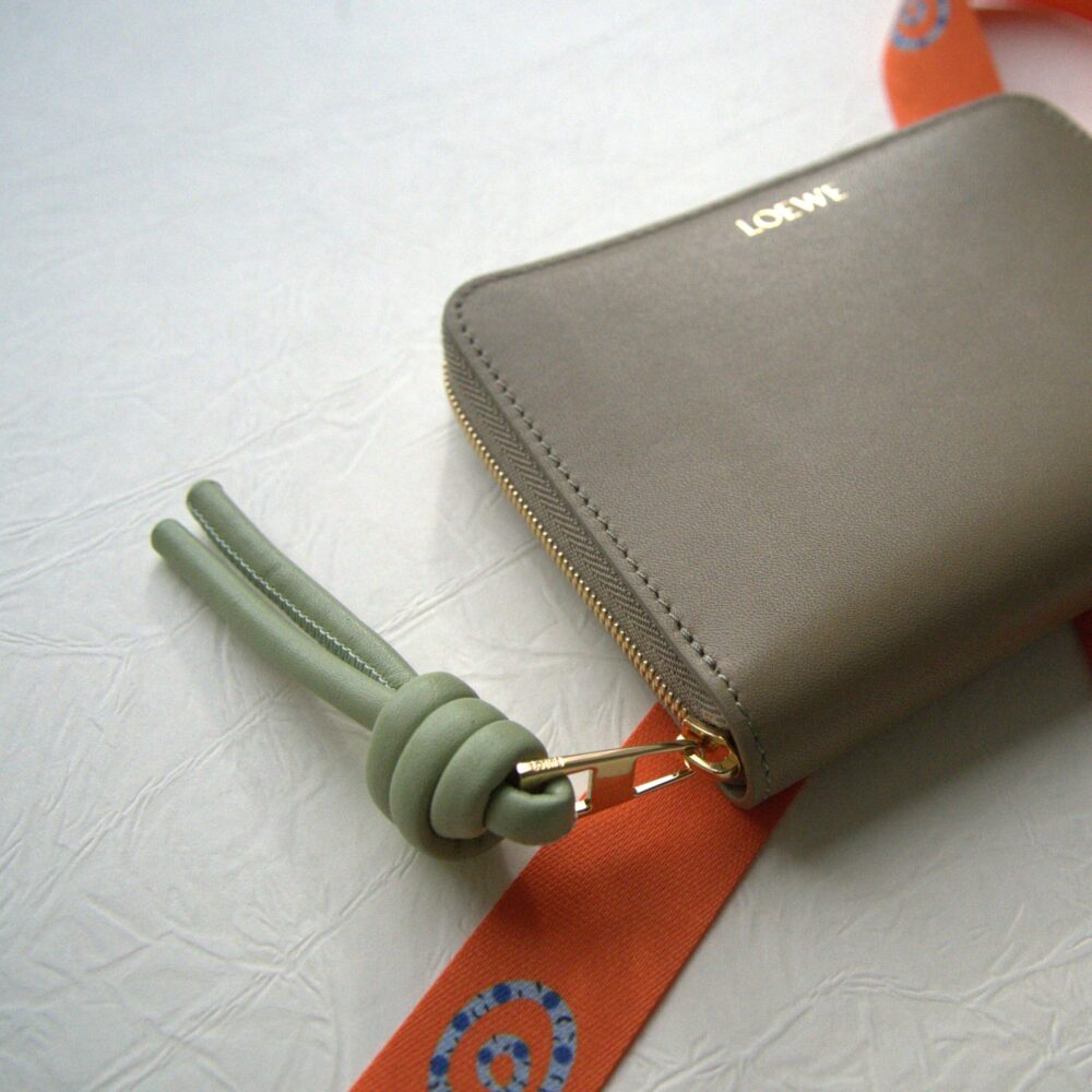 ロエベの二つ折り財布、決め手はカラー。