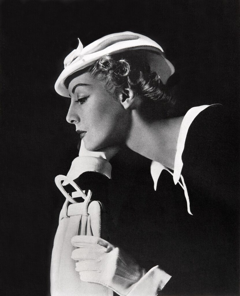 White piqué hat by CHANEL, white bag 
by Schiaparelli, 1936
©The George Hoyningen-Huene Estate Archives