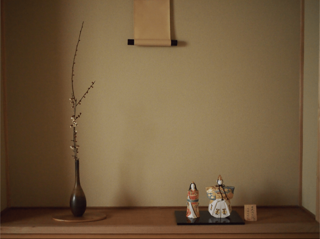 写真：陶器のお雛様と茶室