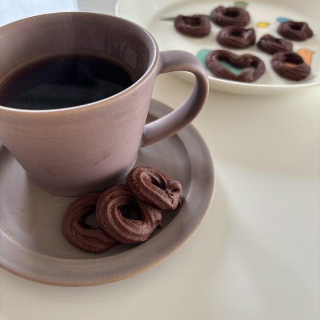 写真：100人隊が作る近藤幸子さんの「サクサク焼きチョコレート」。コーヒーとともに