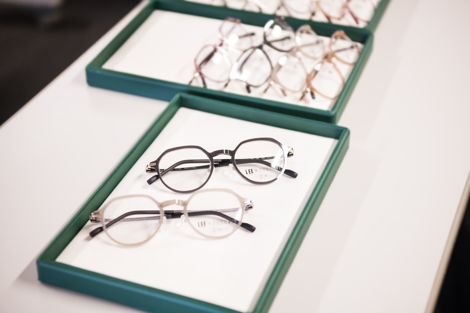 眼鏡市場の「FREE FiT」FFT-L03 （上）CHA・（下）GR 　（各）16500円
