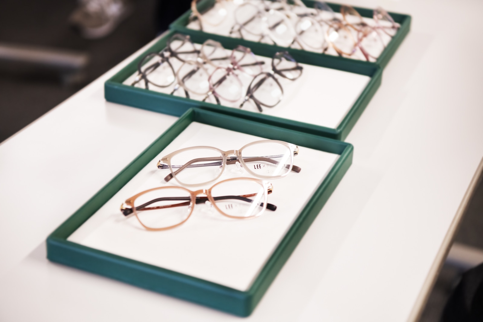 眼鏡市場のFREE FiT（上）FFT-L01 BR　（下）FFT-L02 PKG　（各）16500円（税込）