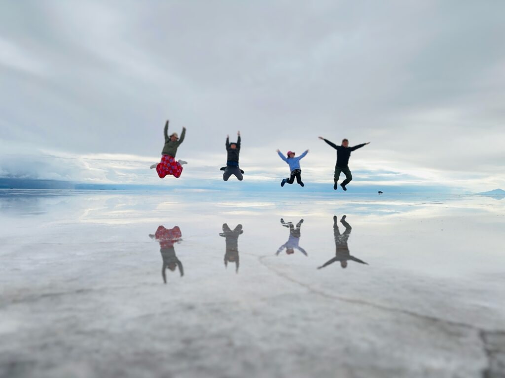 ウユニ塩湖でジャンプする家族写真