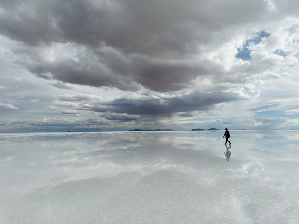 ウユニ塩湖で地平線に向かって歩く様子