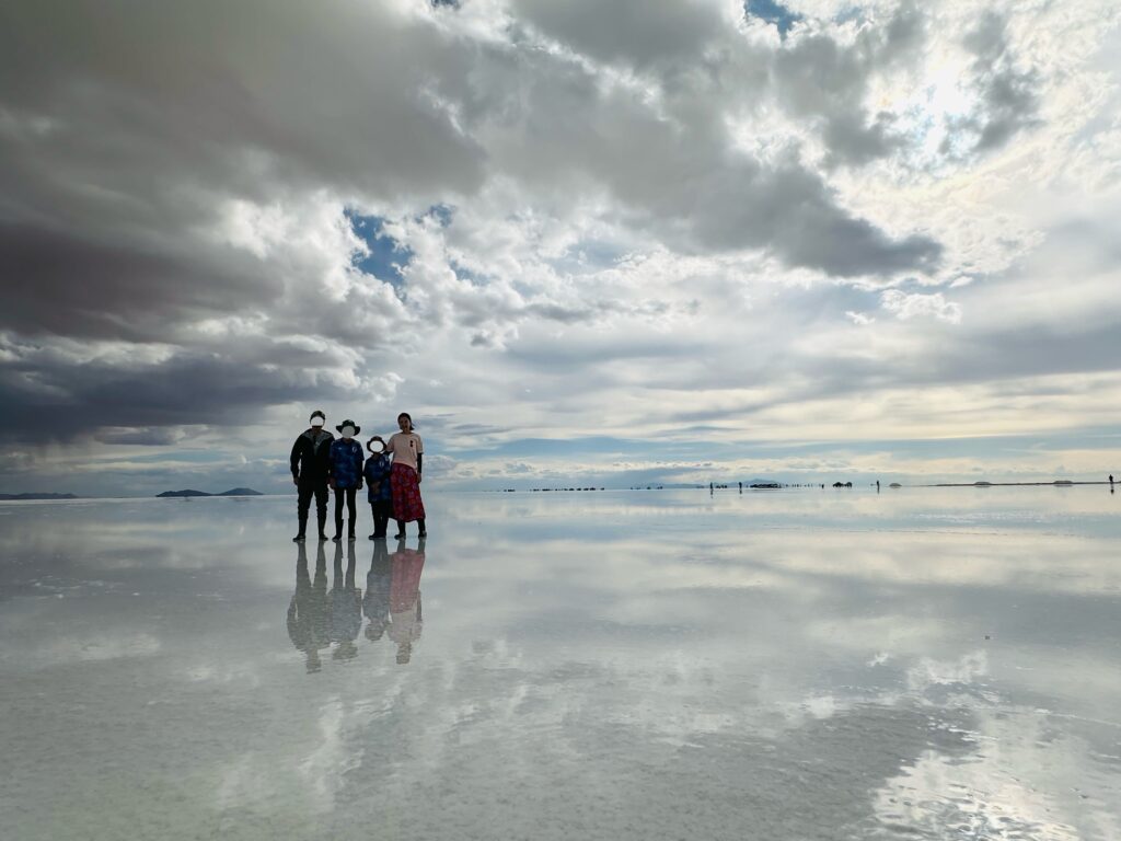 ウユニ塩湖での家族写真