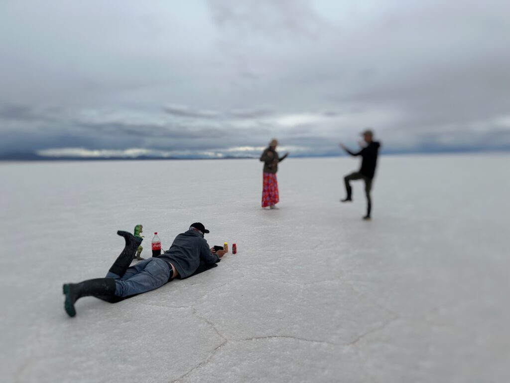 ウユニ塩湖でトリックアートを撮影する様子