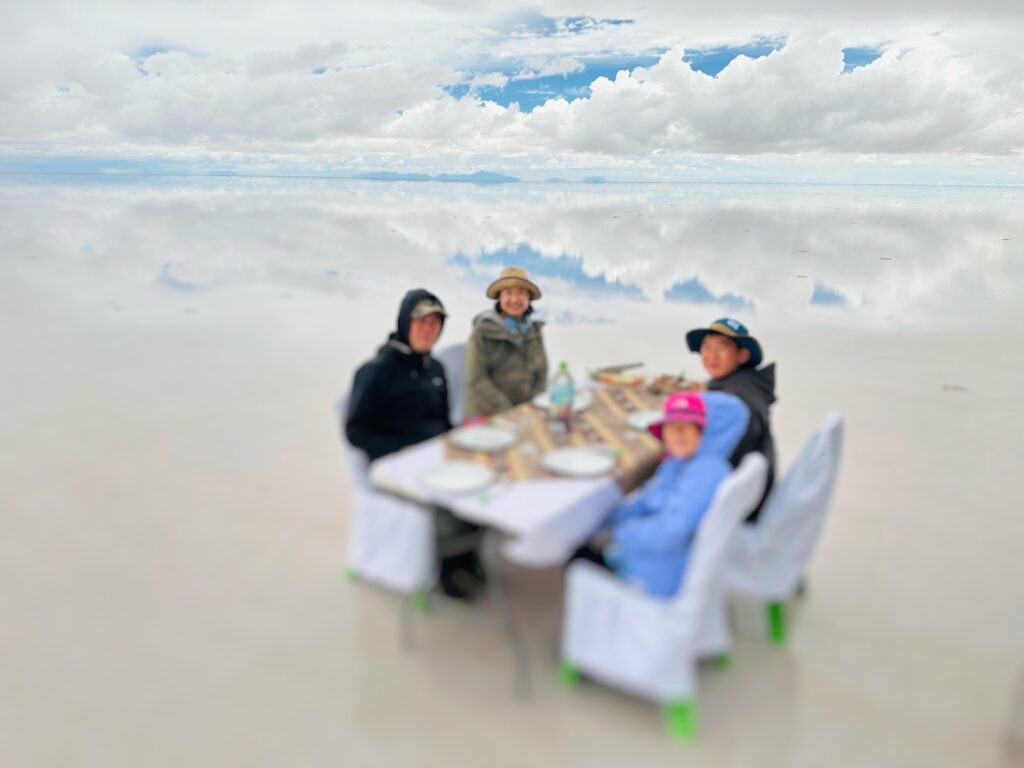 ウユニ塩湖上でのピクニックランチ