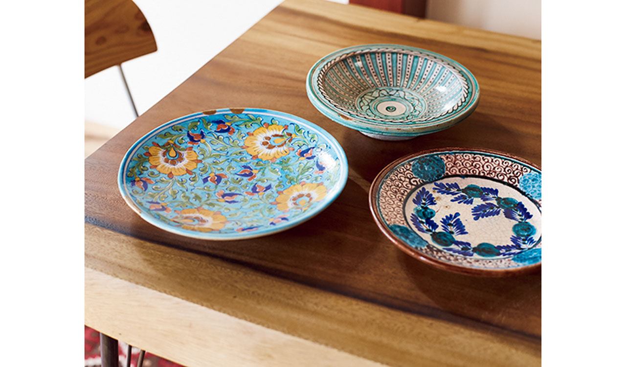 モロッコやウズベキスタン、インドを旅した際に買った平皿も、普段よく使うもので、2段目に収納
