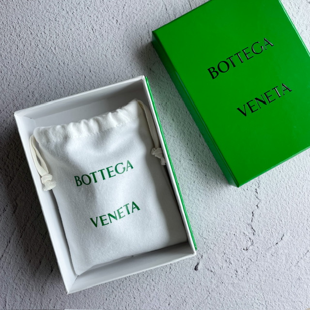 BOTTEGA VENETA（ボッテガ・ヴェネタ）の「スモール カセット 二つ折りファスナーウォレット」
