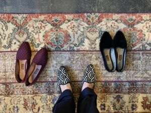 写真　きれい見え！柔らかくて履きやすい大人のファブリックシューズ「nora（ノラ）」、大人の派手色靴下、スペインの靴、外反母趾でも痛くない靴