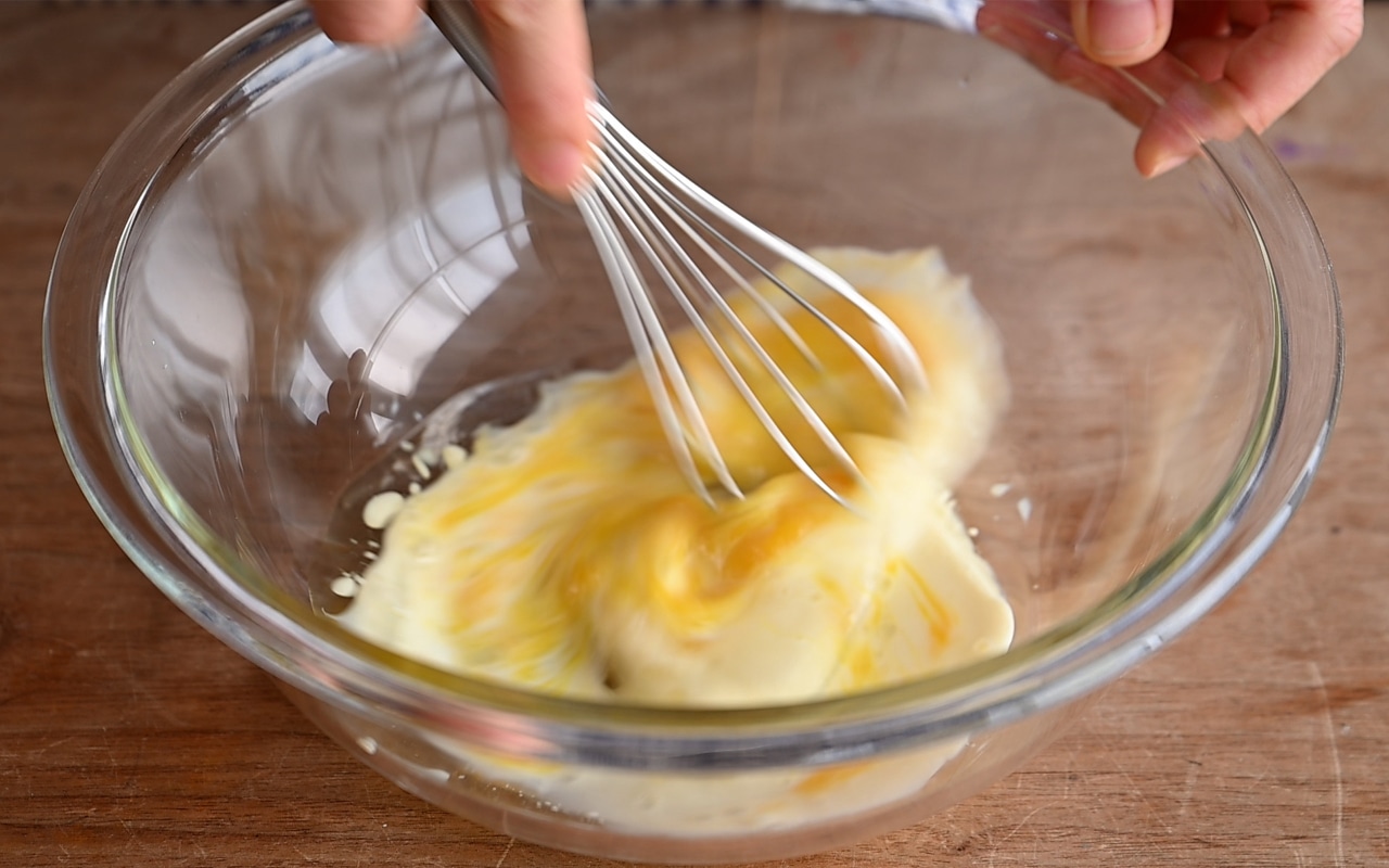 ボウルに卵、油、豆乳、塩を入れ、泡立て器で混ぜ合わせる。