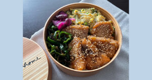 アイキャッチ写真：OURHOMEの曲げわっぱ（100人隊が作ったお弁当）