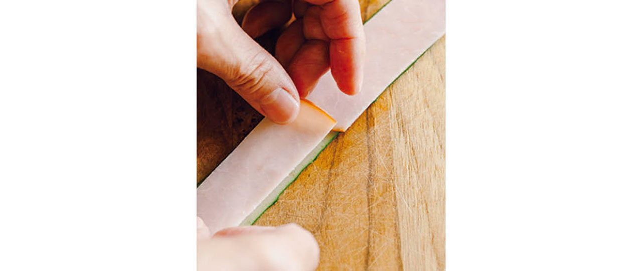 きゅうりの上に、ハム2枚を縦につなげて置き、手前にチーズをのせる。
