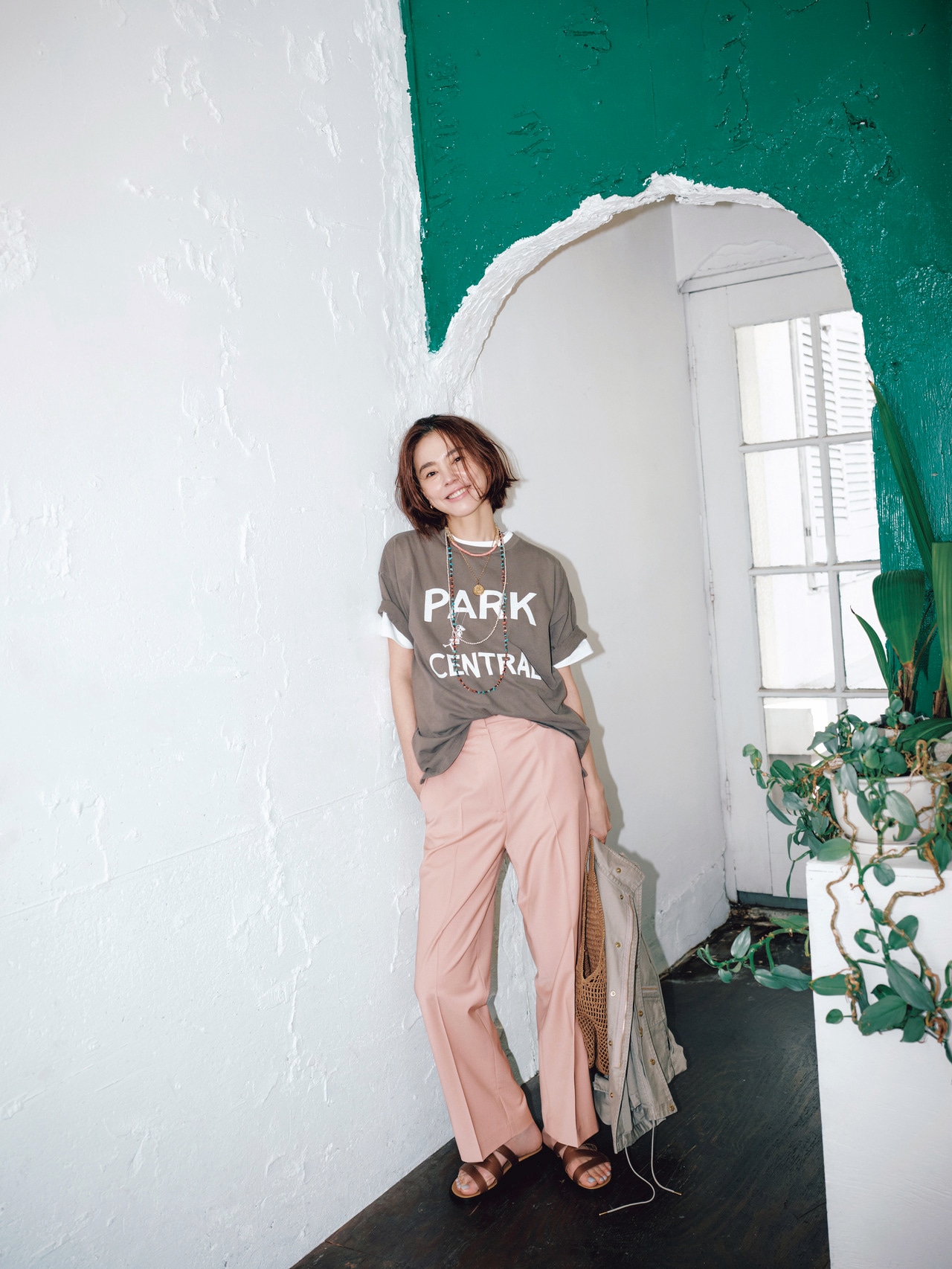 写真：LEE5月号ファッション特集「パンツの日、大人は可愛げひとさじプラス」ピンクのパンツのページ