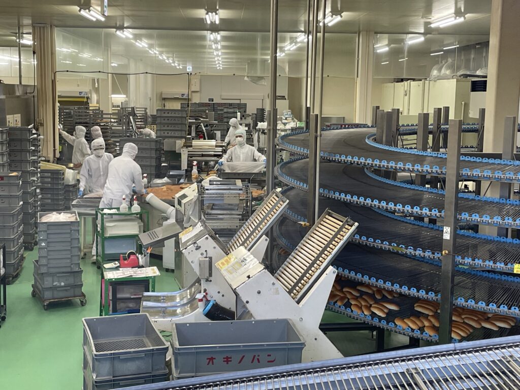 オギノパン　パン工場見学　LEE100人隊　TB　はな　橋本　本社　工場直売　揚げパン　あげパン　名物　揚げたて　製造ライン　コッペパン
