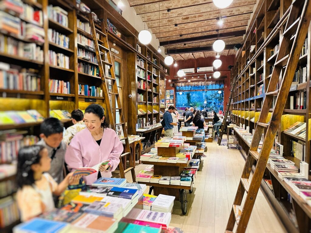 書店で本を選ぶ親子