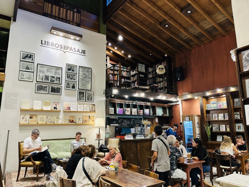 ブエノスアイレスの人気本屋さん内のカフェ