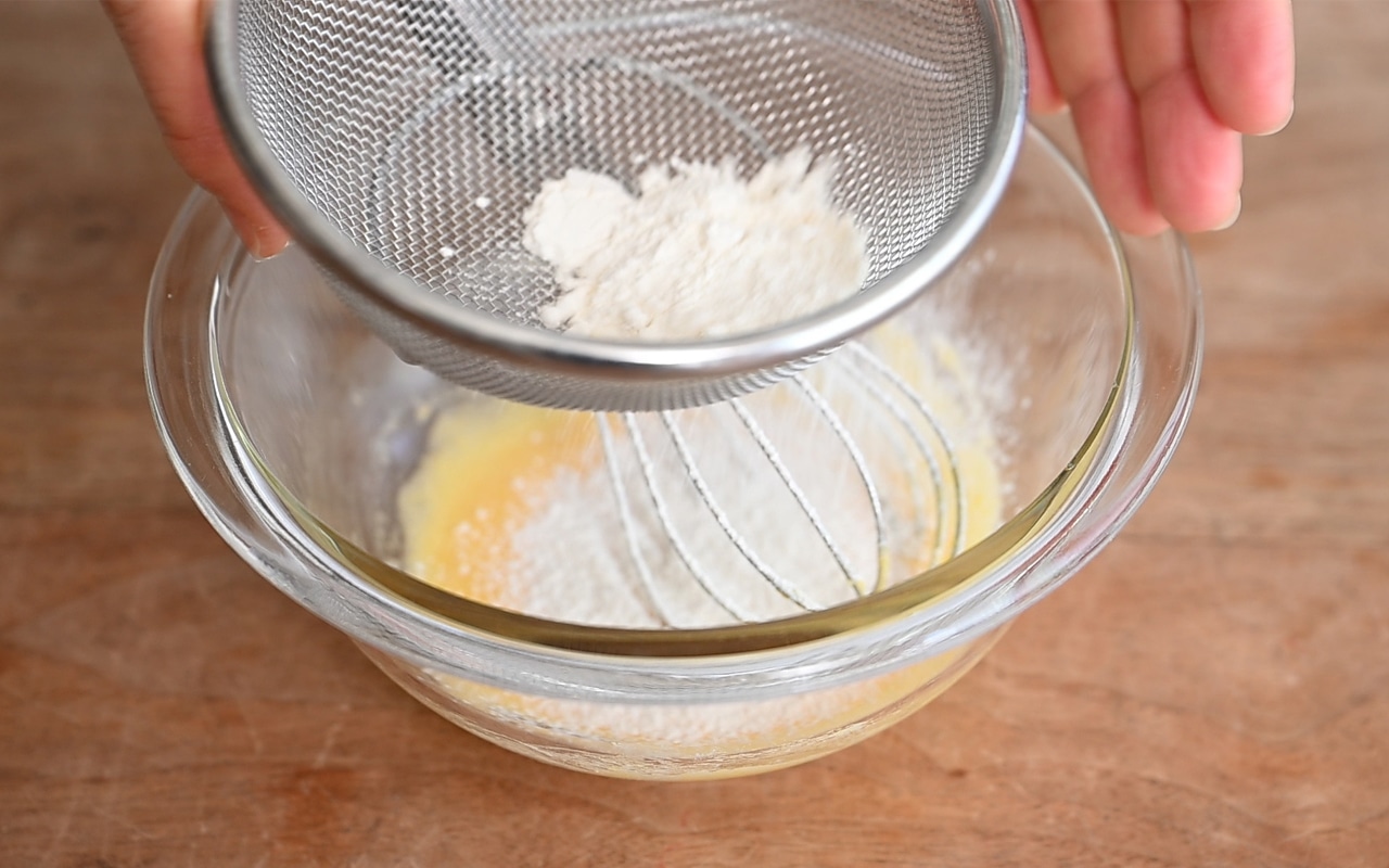 小麦粉をふるい入れ、粉っぽさがなくなるまで混ぜる