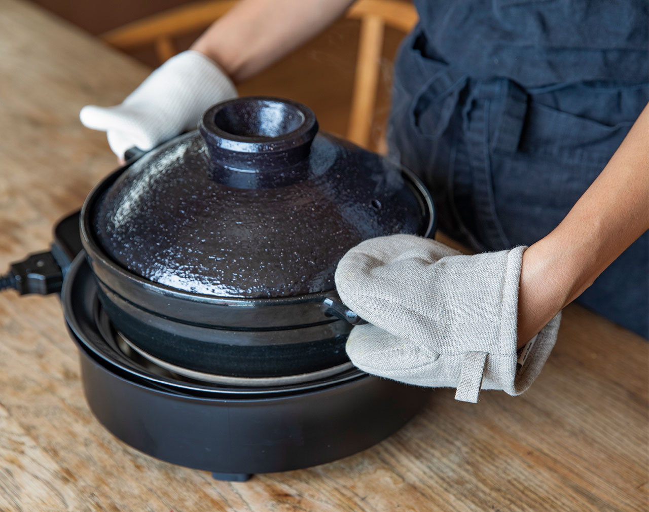 蓄熱性と保温効果を備えた伊賀焼窯元・⾧谷園の土鍋と蒸し皿付きも