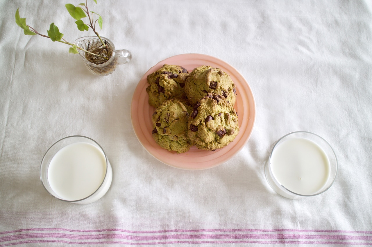 
「歩粉（ほこ）」磯谷仁美さんの、おうちで作れるやさしいお菓子 緑茶とビターチョコのドロップクッキーできあがり01