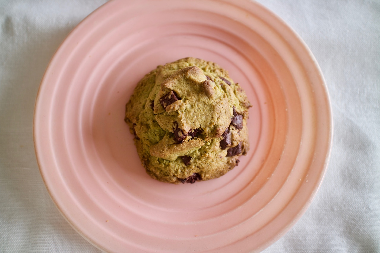 
「歩粉（ほこ）」磯谷仁美さんの、おうちで作れるやさしいお菓子 緑茶とビターチョコのドロップクッキー 出来上がり02