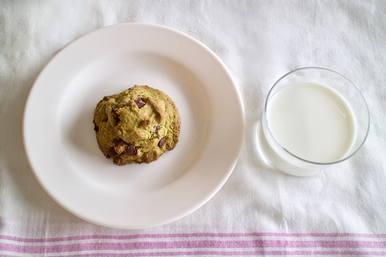 
「歩粉（ほこ）」磯谷仁美さんの、おうちで作れるやさしいお菓子 緑茶とビターチョコのドロップクッキー できあがり03