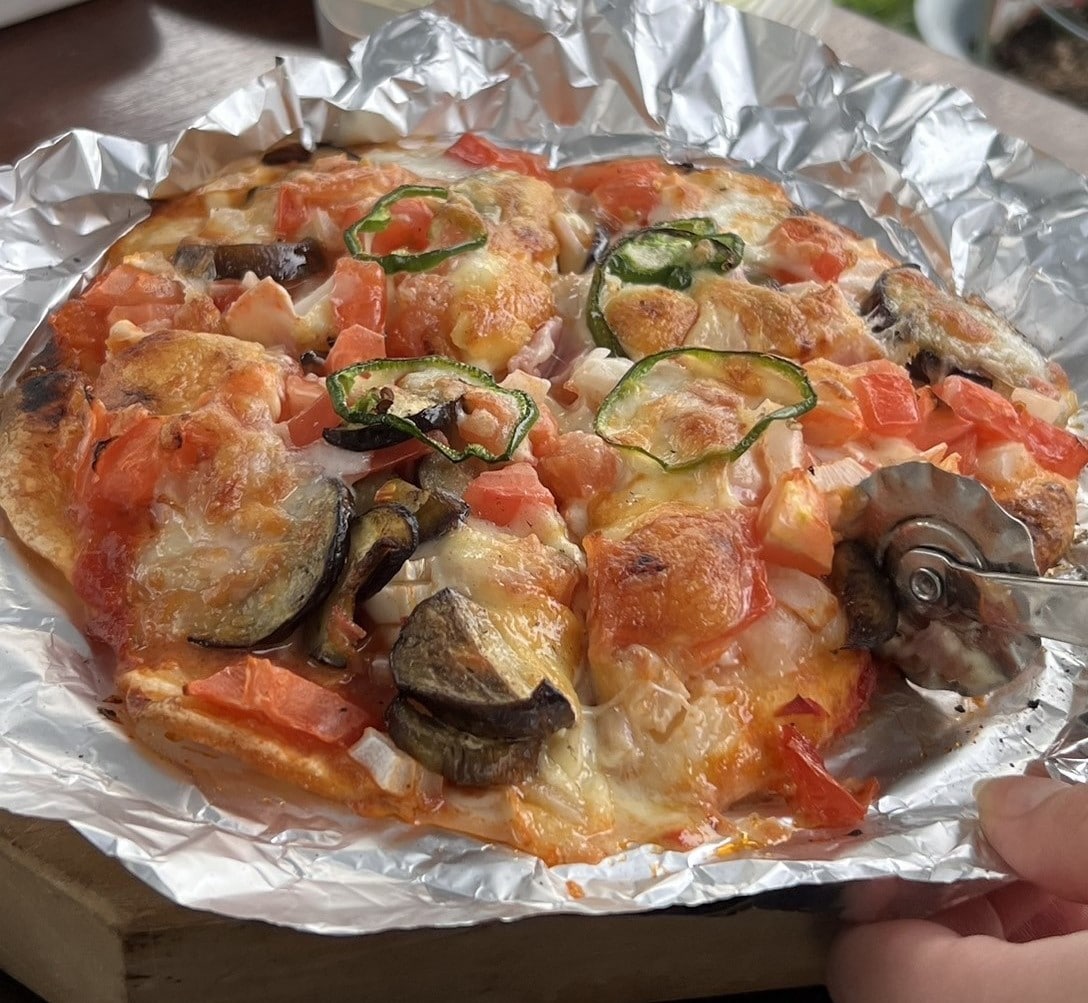 写真：実家でのピザパーティーの窯で焼いたミックスピザ