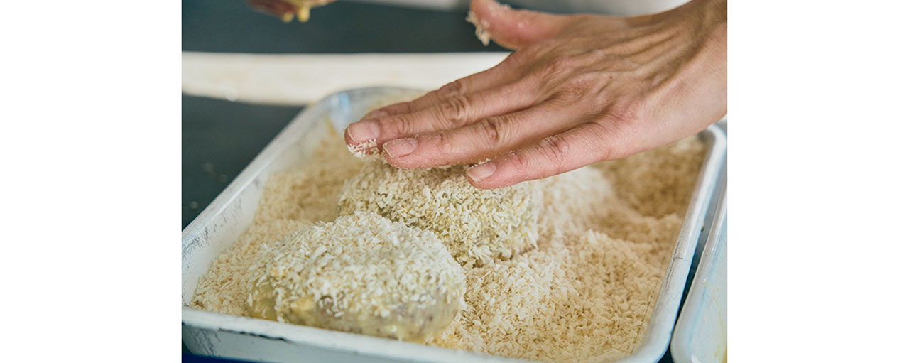 バッター液→パン粉の工程を2度繰り返し、二重に衣をつける。パン粉は全体を手のひらで押さえ、しっかり密着させる