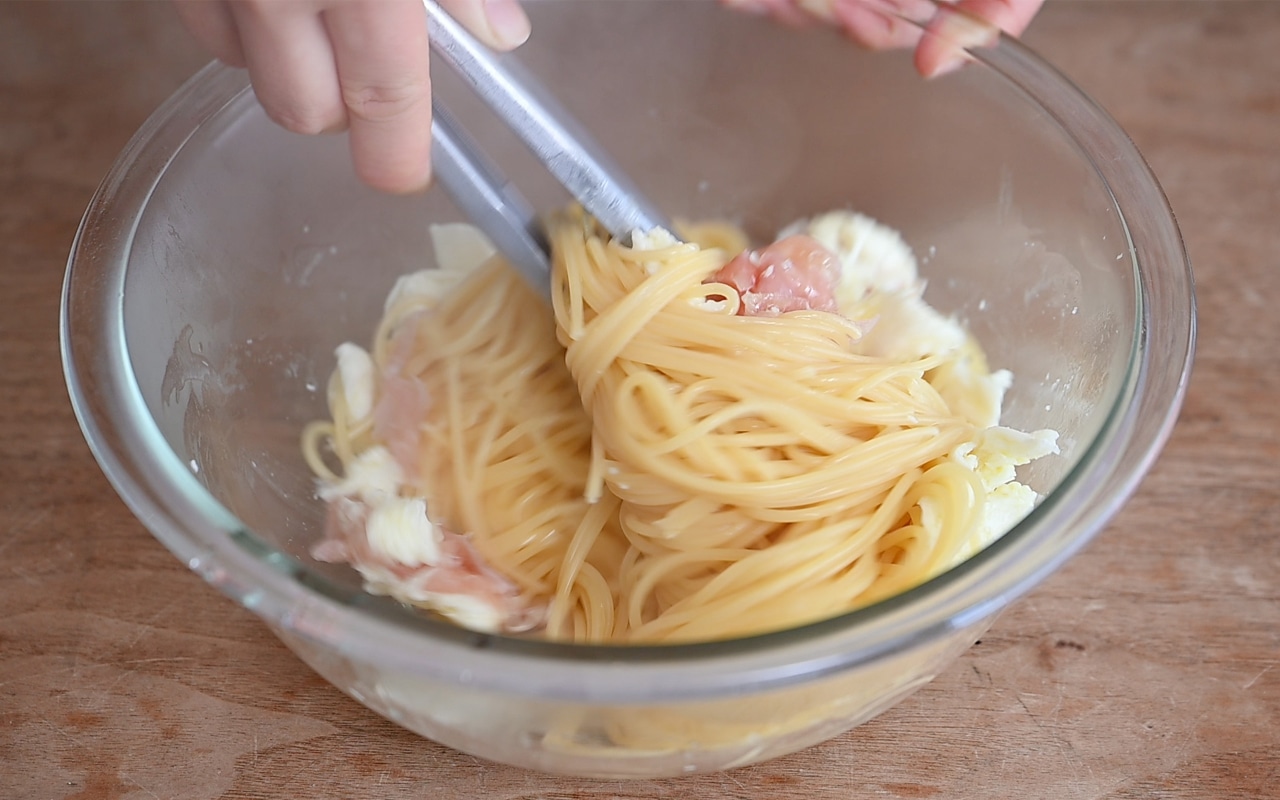 茹で上がったスパゲティをトングで取り②のボウルに入れ、まんべんなく和える。
