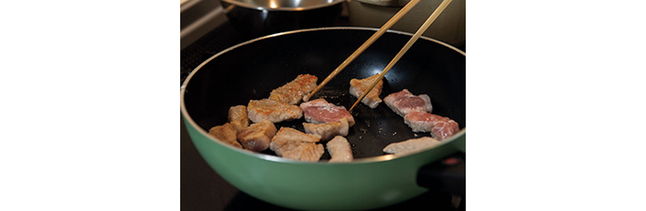 豚肉は手軽に揚げ焼き。