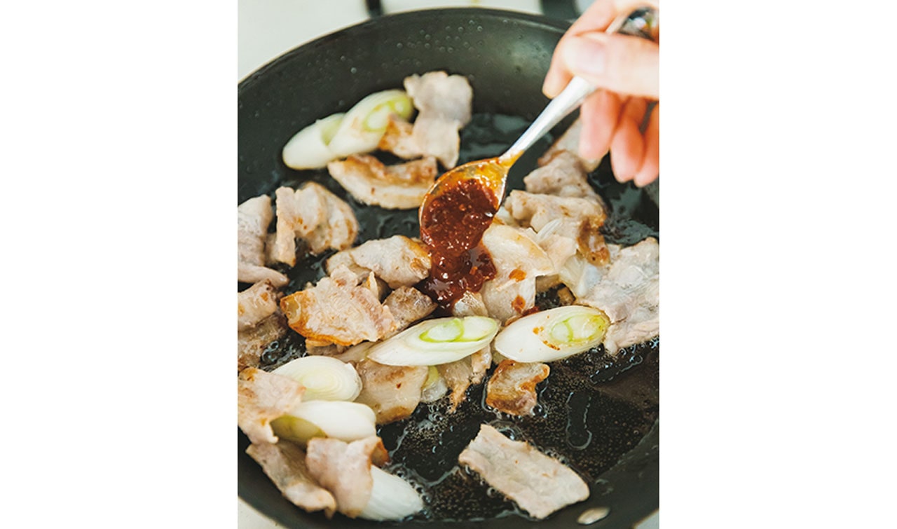 炒めた豚肉に甜麺醤と豆板醤を加え、香りを引き出すように炒める。